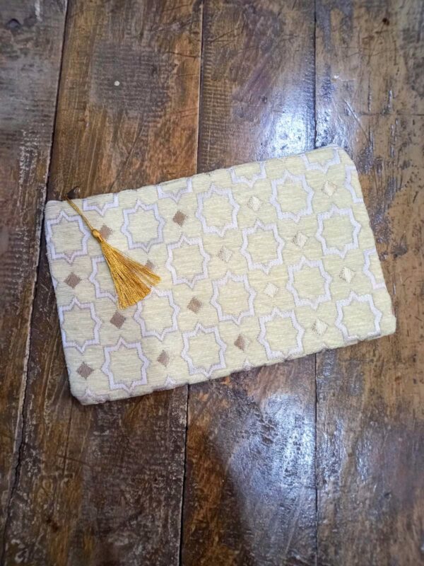 Pochette in tessuto ricamato 
Beige con nappina  oro